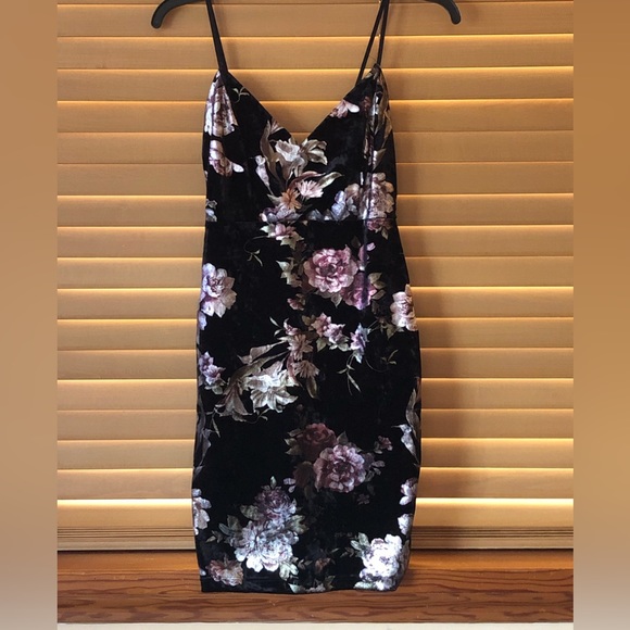 GUESS NWOT Gorgeous Black Velvet Shiny Floral Design mini dress. Size X-Small - Picture 7 of 9